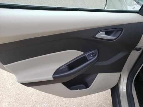 Used 2016 Ford Focus SE w/ SE Power Seat Package FWD image 13
