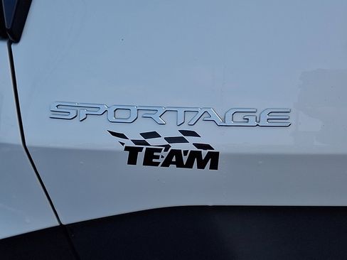 Used 2024 Kia Sportage LX image 33