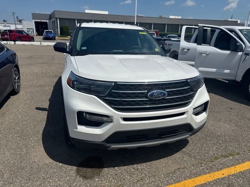 Used 2023 Ford Explorer XLT w/ Equipment Group 202A AWD/4WD image 5