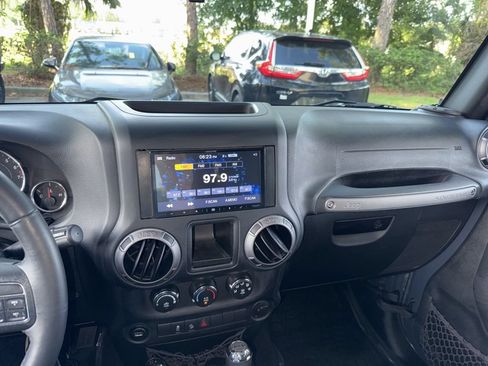 Used 2018 Jeep Wrangler Sport AWD/4WD image 29
