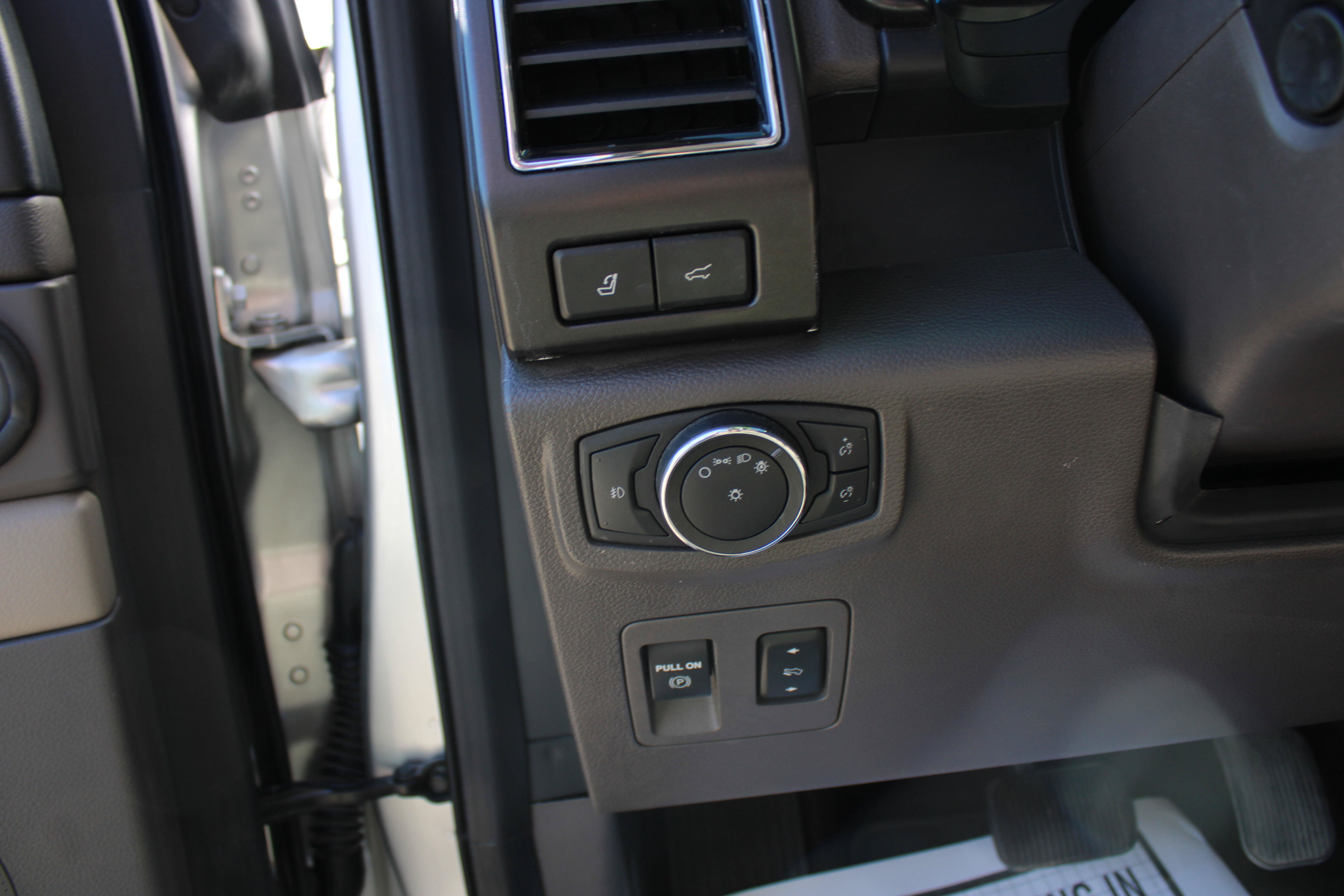 Used 2019 Ford Expedition Limited w/ Equipment Group 301A AWD/4WD image 13