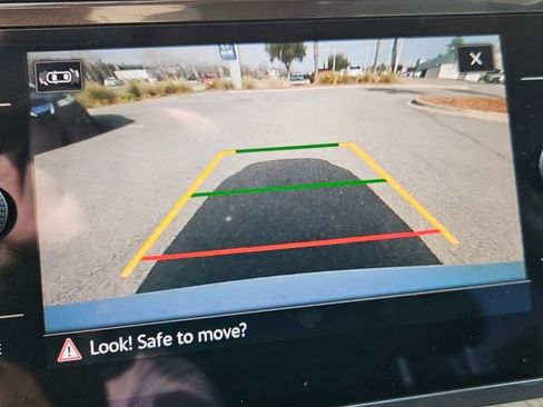 Used 2023 Volkswagen Tiguan SE w/ Panoramic Sunroof Package image 9