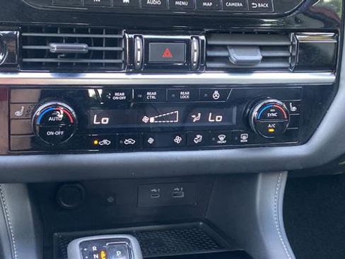Used 2023 Nissan Pathfinder SL AWD/4WD image 8