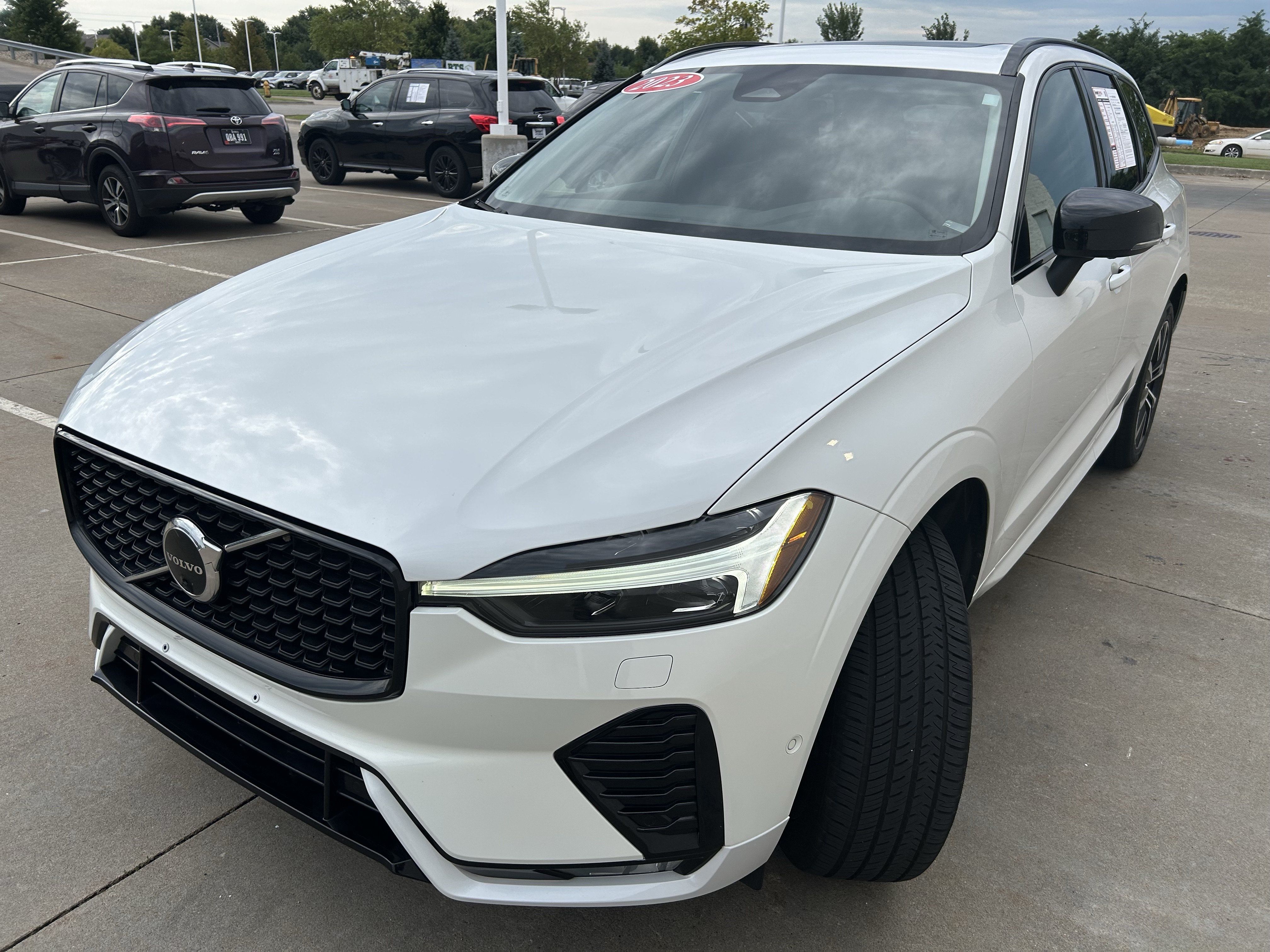 Used 2023 Volvo XC60 B5 Plus w/ Climate Package AWD/4WD image 3