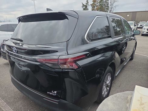 Used 2024 Toyota Sienna LE image 4