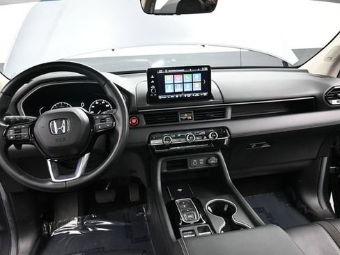 Used 2025 Honda Pilot Touring image 16