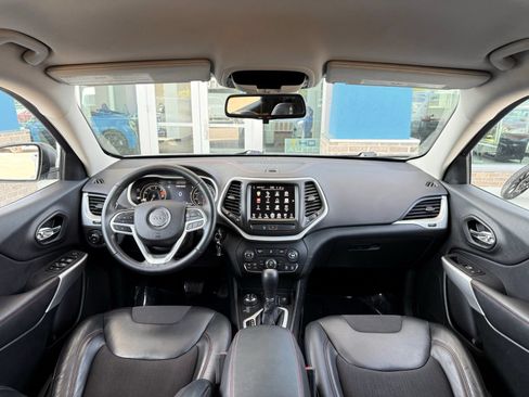 Used 2017 Jeep Cherokee Trailhawk AWD/4WD image 26
