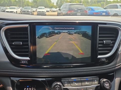 Certified 2025 Chrysler Pacifica Limited FWD image 17