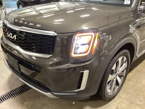 Used 2022 Kia Telluride EX w/ EX Premium Package FWD image 3