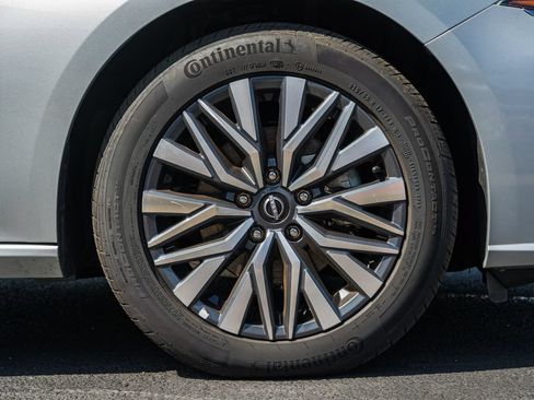 Used 2025 Nissan Altima 2.5 SV FWD image 12