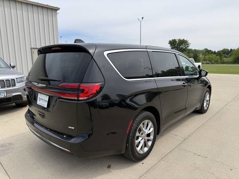 Used 2024 Chrysler Pacifica Touring-L AWD/4WD image 4