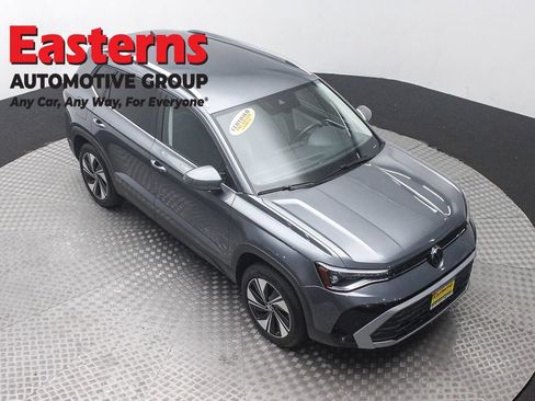 Used 2025 Volkswagen Taos SE AWD/4WD image 3