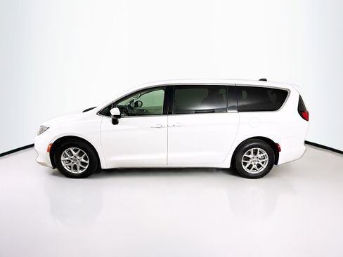 Used 2023 Chrysler Voyager LX image 7