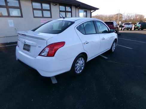 Used 2019 Nissan Versa SV image 4