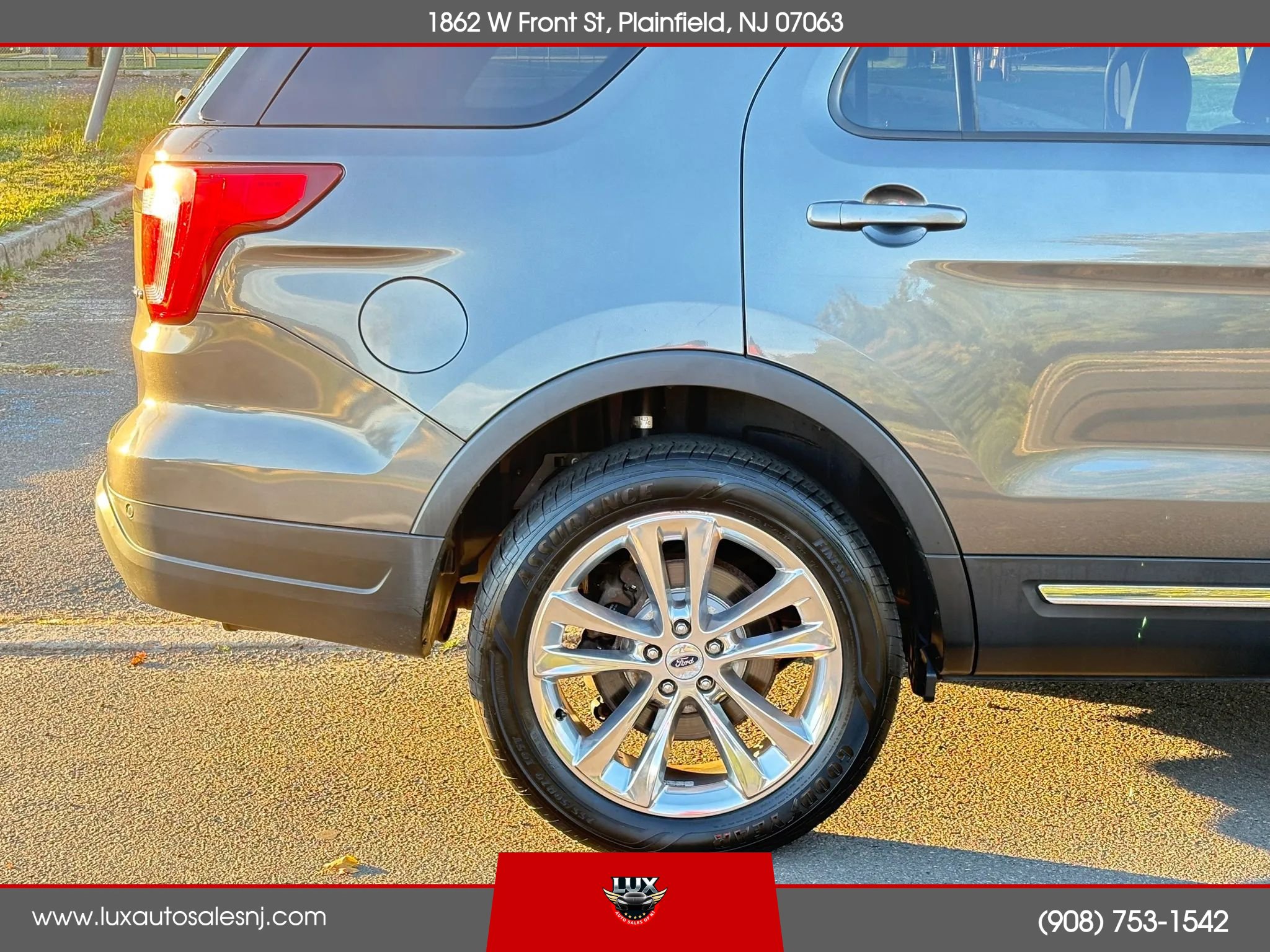 Used 2018 Ford Explorer XLT w/ Equipment Group 202A AWD/4WD image 11