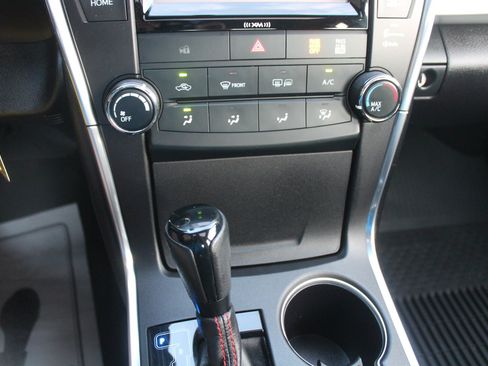 Used 2017 Toyota Camry SE w/ Moonroof Package FWD image 12