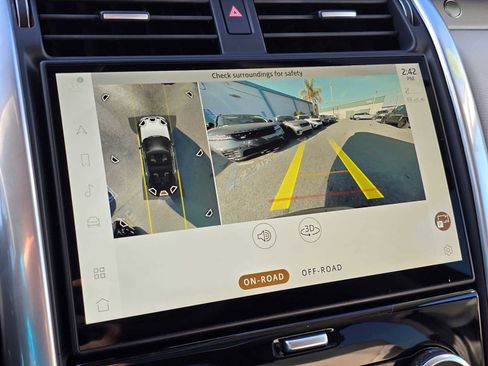 Used 2025 Land Rover Discovery Dynamic SE image 32