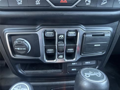 Used 2019 Jeep Wrangler Unlimited Sahara AWD/4WD image 31