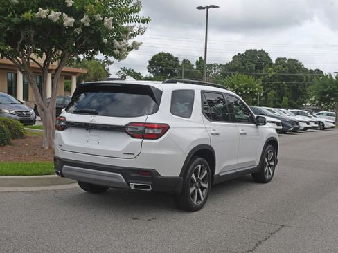 Used 2023 Honda Pilot Touring image 4