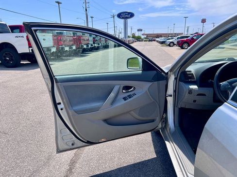 Used 2010 Toyota Camry LE FWD image 11