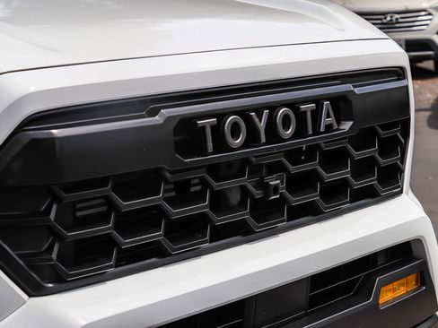 Used 2025 Toyota Tacoma SR5 AWD/4WD image 5