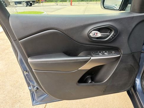 Used 2020 Jeep Cherokee Limited FWD image 12