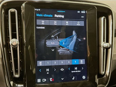 Used 2025 Volvo XC40 B5 Plus image 24