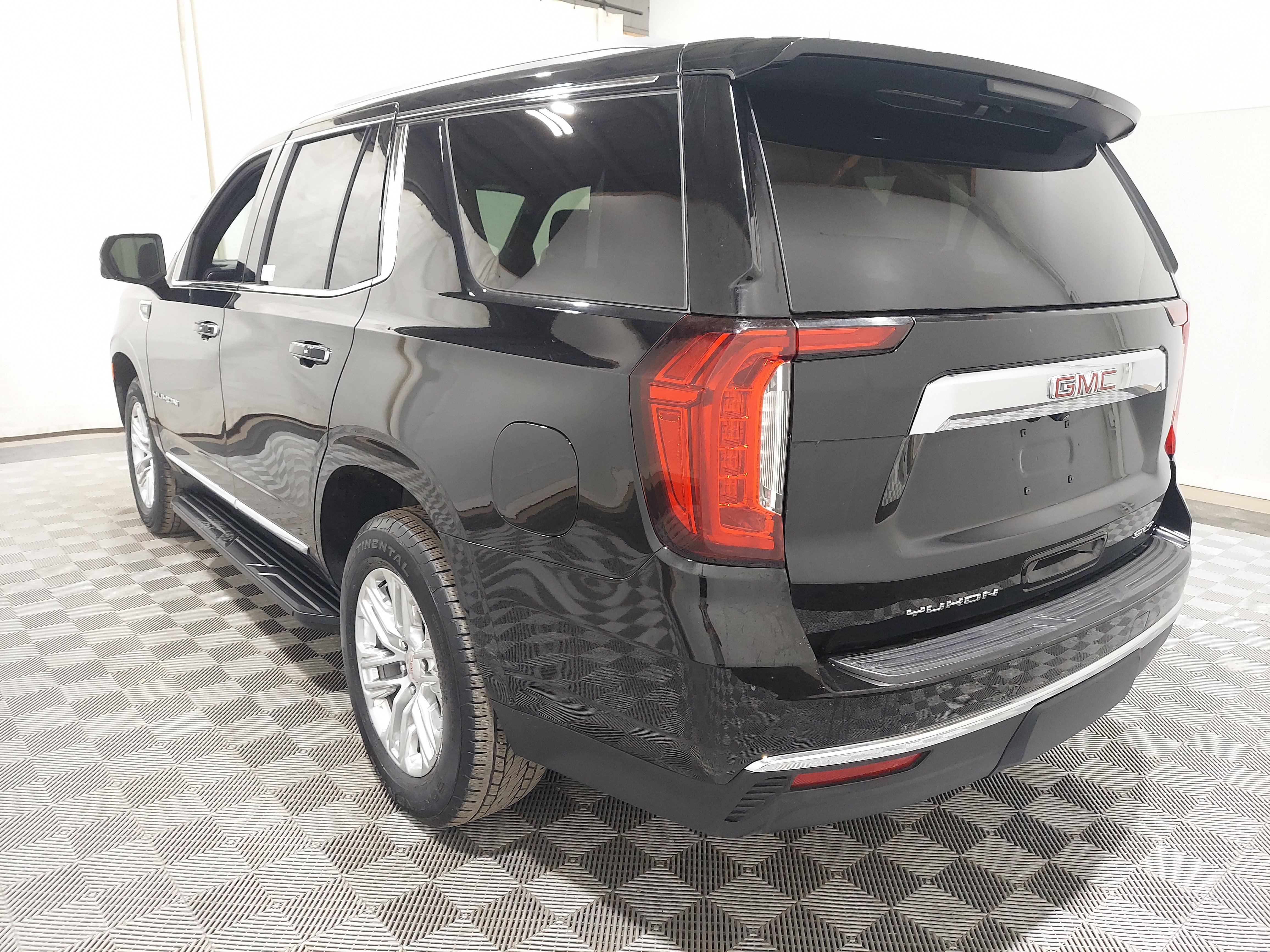 Used 2024 GMC Yukon SLT w/ SLT Luxury Package AWD/4WD image 2