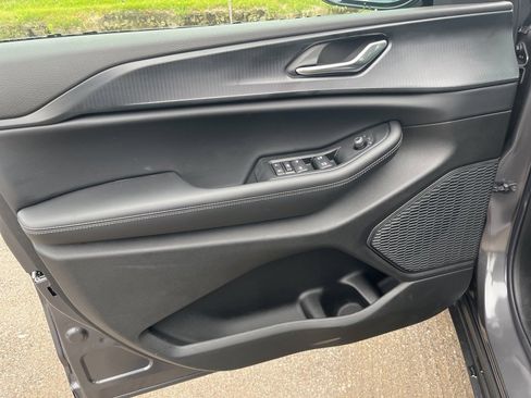 New 2025 Jeep Grand Cherokee Altitude image 18