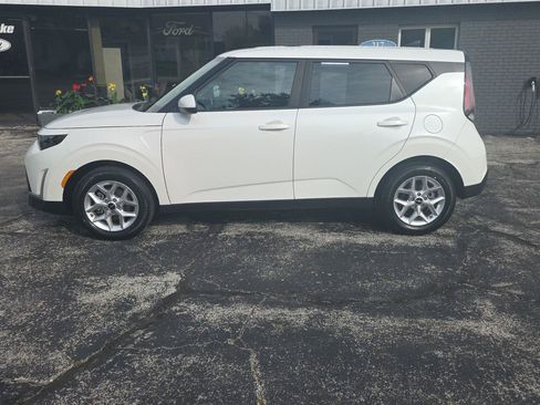 Used 2025 Kia Soul LX FWD image 12