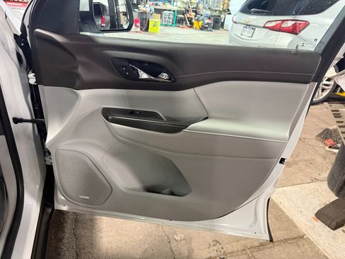 Used 2022 GMC Acadia SLT w/ LPO, Floor Liner Package image 24