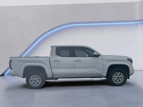 Used 2024 Toyota Tacoma SR5 AWD/4WD image 4