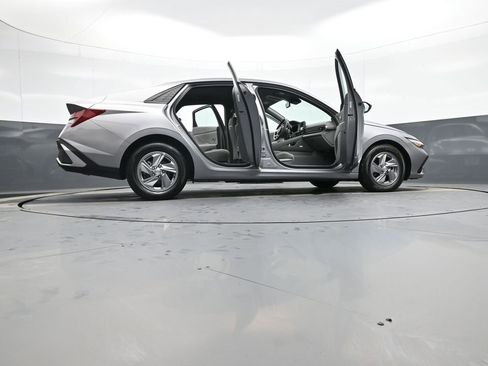 Certified 2025 Hyundai Elantra SE image 47
