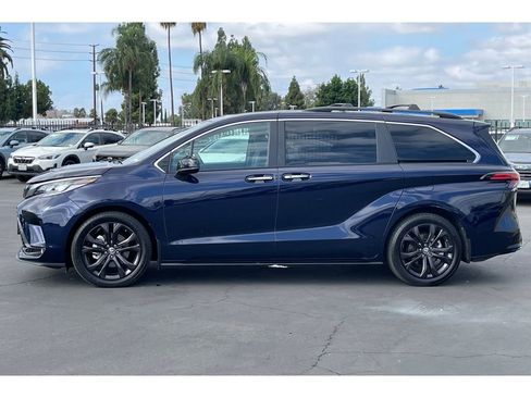 Used 2022 Toyota Sienna XSE image 2