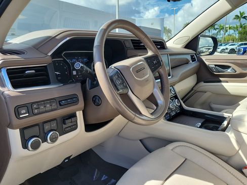Used 2021 GMC Yukon Denali w/ Denali Premium Package image 9
