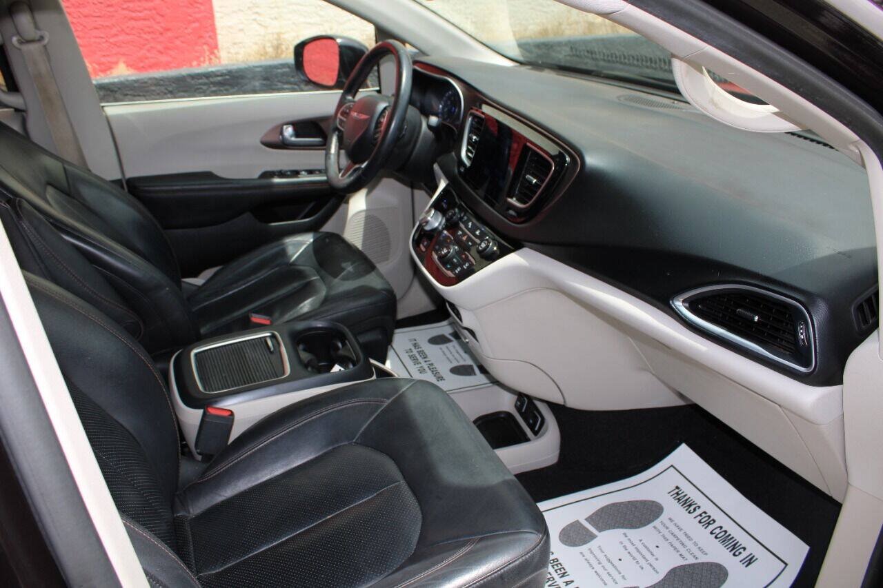 Used 2017 Chrysler Pacifica Touring-L Plus w/ Advanced Safetytec Group FWD image 14