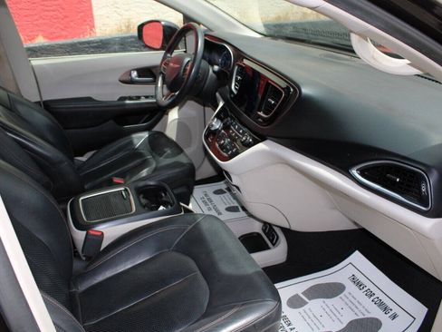 Used 2017 Chrysler Pacifica Touring-L Plus w/ Advanced Safetytec Group FWD image 14