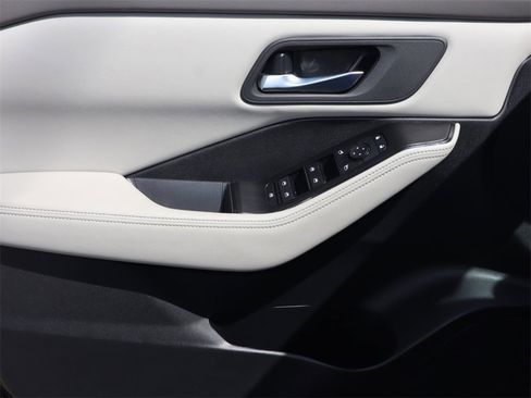 Certified 2025 Nissan Rogue SV image 14