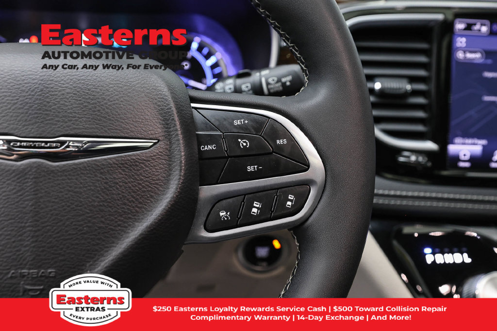 Used 2023 Chrysler Pacifica Limited FWD image 17