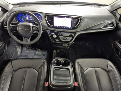 Used 2022 Chrysler Pacifica Touring-L w/ Uconnect Theater Family Group AWD/4WD image 10