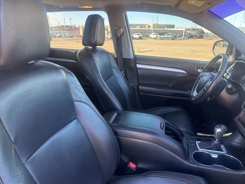 Used 2018 Toyota Highlander XLE image 19