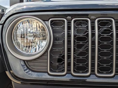 Used 2025 Jeep Gladiator Sport AWD/4WD image 11