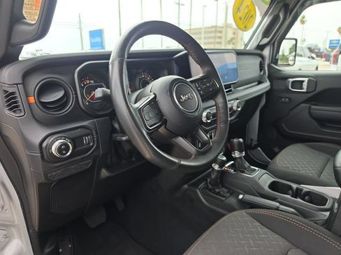 Used 2024 Jeep Gladiator Mojave w/ Technology Group AWD/4WD image 14