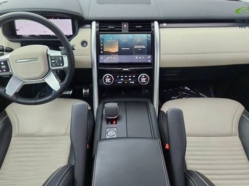 Used 2024 Land Rover Discovery Metropolitan Edition AWD/4WD image 95