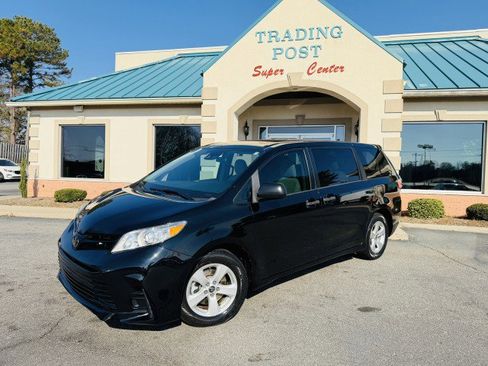 Used 2020 Toyota Sienna L image 24