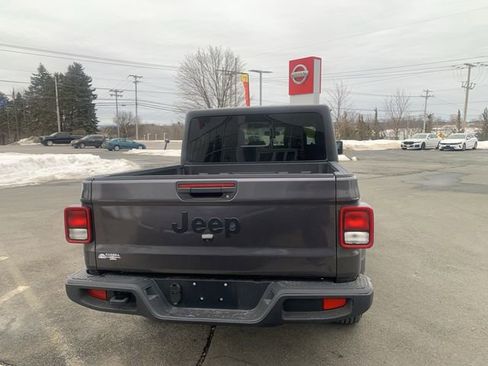 Used 2023 Jeep Gladiator Sport AWD/4WD image 6
