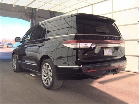 Used 2023 Lincoln Navigator Reserve image 3