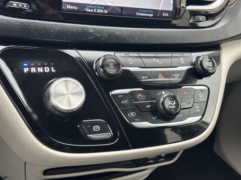 Used 2018 Chrysler Pacifica Touring-L image 26