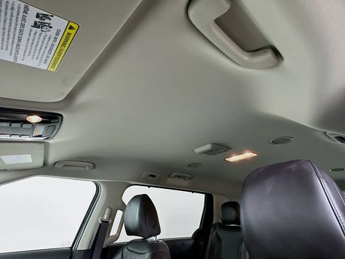 Used 2024 Kia Carnival EX FWD image 11
