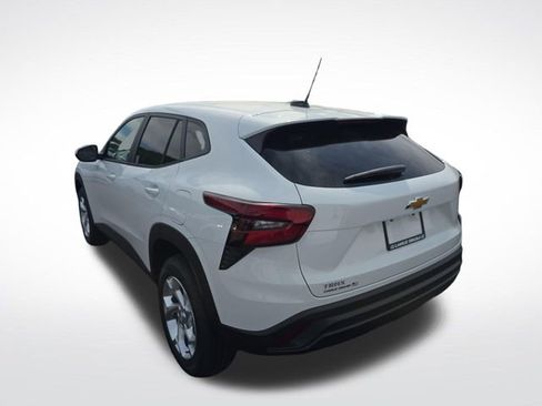 New 2026 Chevrolet Trax LS w/ LS Convenience Package FWD image 3